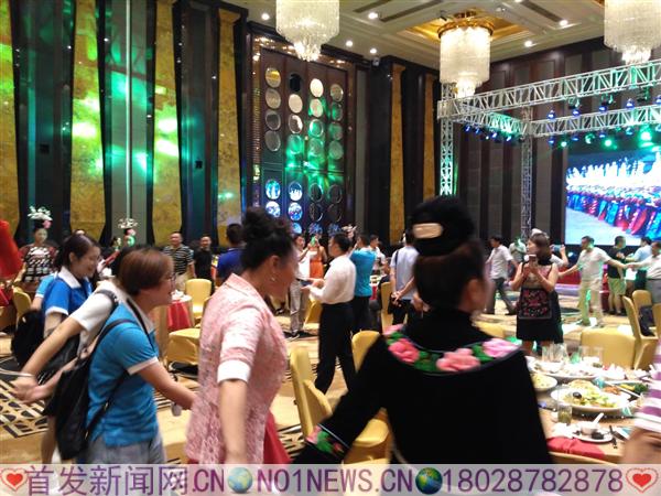 6月29日,贵州雷山旅游、招商、茶叶推介会在深圳大中华喜来登酒店召开。图为参会嘉宾和雷山苗家姑娘一起跳苗家团结舞。.jpg