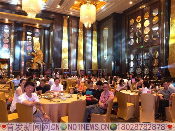 6月29日,贵州雷山旅游、招商、茶叶推介会在深圳大中华喜来登酒店召开。图为客商和媒体被精彩的推介会所吸引。.JPG