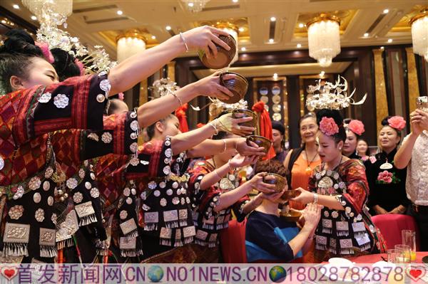 6月29日,贵州雷山旅游、招商、茶叶推介会在深圳大中华喜来登酒店召开。图为宴会上的雷山高山流水酒。.JPG
