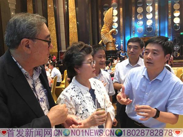 图为袁刚县长给韩国茶文化协会会长夫妇介绍雷山茶。.jpg