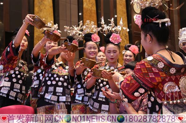 6月29日,贵州雷山旅游、招商、茶叶推介会在深圳大中华喜来登酒店召开。图为宴会上的雷山高山流水酒。2.JPG