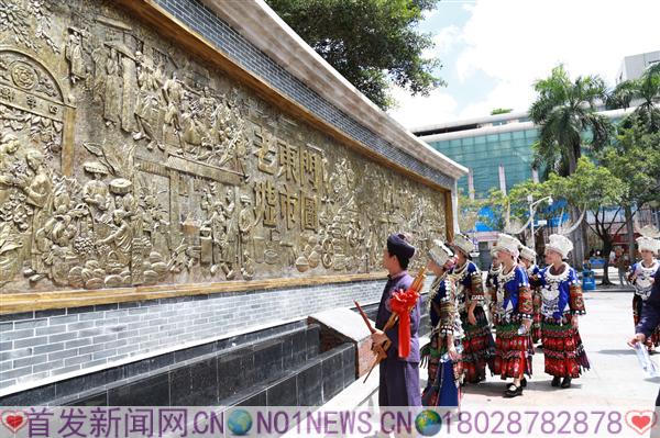 2016年6月29日,贵州雷山苗家女孩身着自己的20万元嫁衣走进深圳开展旅游、招商、茶叶推介会。李雪摄9.JPG
